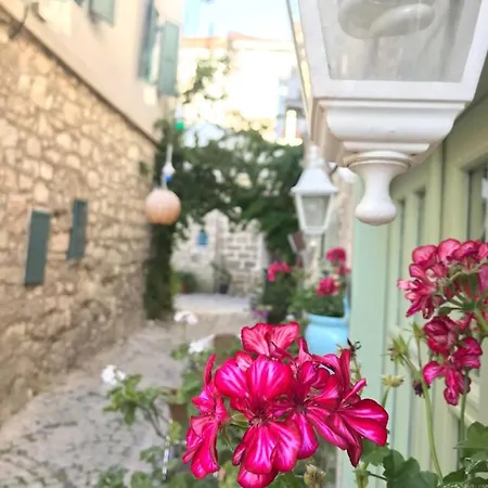 מלון Efnan Butik 2*